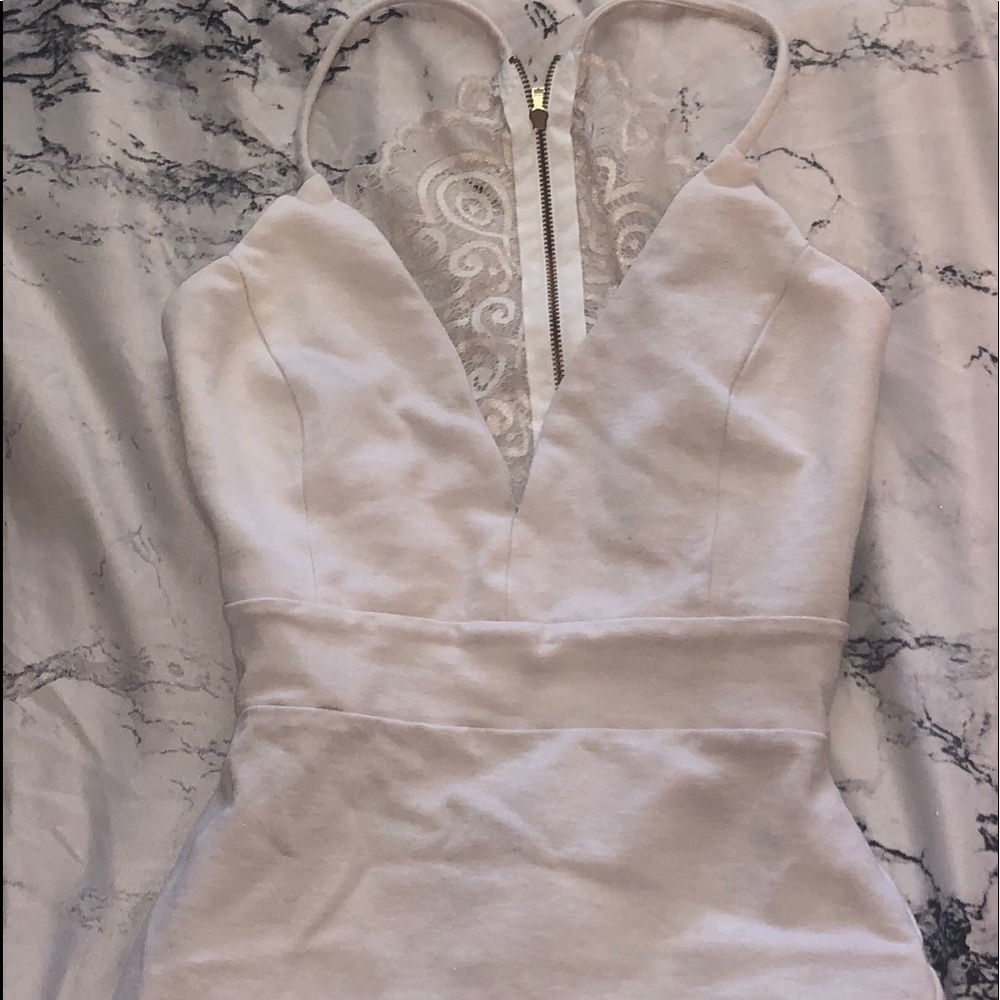 White waist hugging Windsor dress SMALL lace bck
